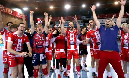 Odbojkaši Crvene zvezde slave pobedu.