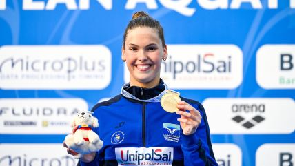 Lana Pudar sa medaljom u ruci.