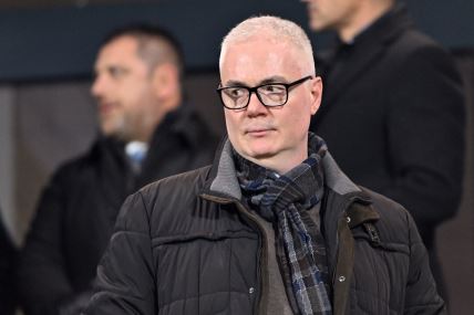 Dejan Tomašević na utakmici sa šalom oko vrata.