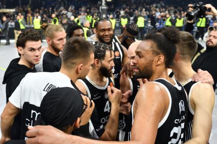 Igrači Partizana se pozdravljaju nakon pobede nad Bajernom