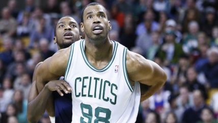 Džejson Kolins centar Boston Seltiksa u borbi sa rivalom