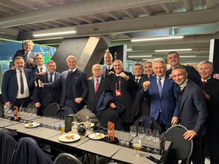 Delegacija Crvene zvezde slavi pobedu.