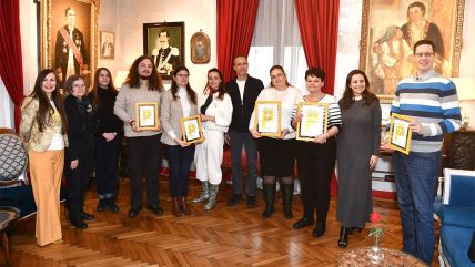 Svi dobitnici, žiri i osnivačica copy.jpg