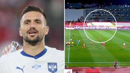 Dušan Tadić peva himnu, a pored transparent Vojvodine.