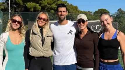 Novak Đoković sa četiri lepotice igrao tenis u Atini.