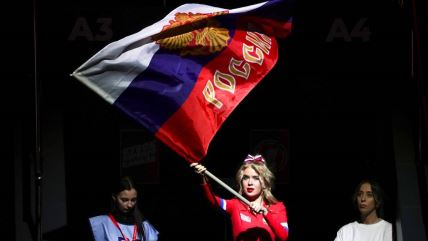 Ruskinja maše ruskom zastavom