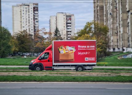 Vozilo iz koga se isporučuju donacije građanima.jpg