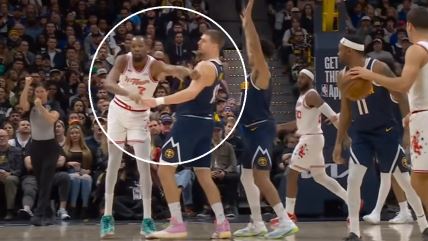 Nikola Jokić i Kevin Durent guranje.