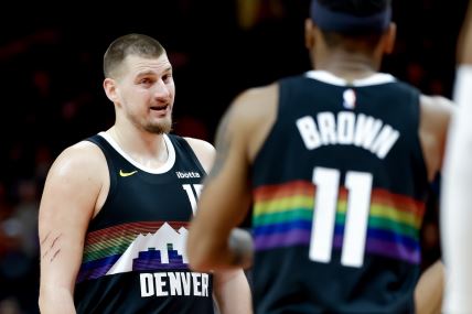 Nikola Jokić na liniji penala, dok razgovara sa saigračem Braunom