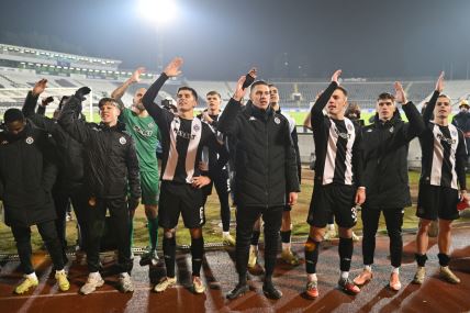 FK Partizan slavi sa igračima.