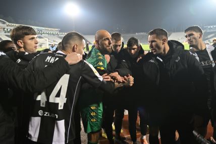 Igrači Partizana proslavljaju pobedu i pozdravljaju navijače