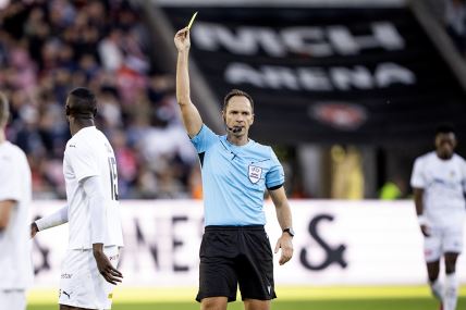 Srđan Jovanović pokazuje žuti karton na utakmici.