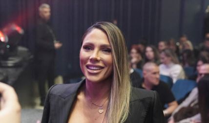 Sandra Afrika sa misterioznim muškarcem na koncertu Saše Kovačevića