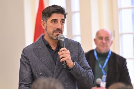 Veljko Paunović drži govor.