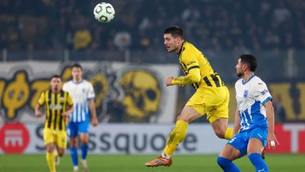 Luka Jović šutira ka golu u dresu AEK Atine