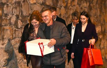 Rodići sa ogromnim poklonom u rukama došli kod Cece