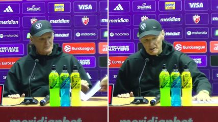 Duško Ivanović sklanja papir sa statistikom.