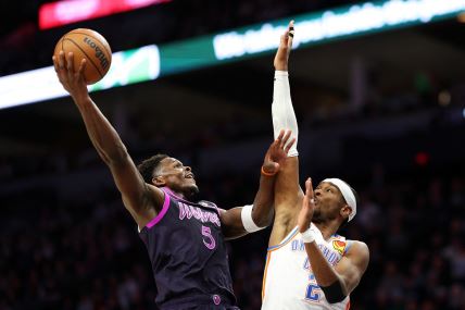 Košarkaš Minesote Entoni Edvards i košarkaš Oklahome Šej Gildžes-Aleksander.