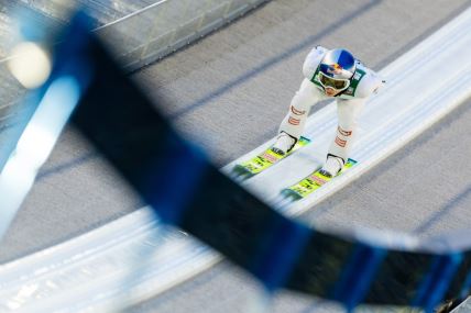 Stefan Embaher skače u Engelbergu u Švajcarskoj