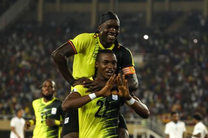 Kalid Aučo slavi sa saigračem iz Ugande