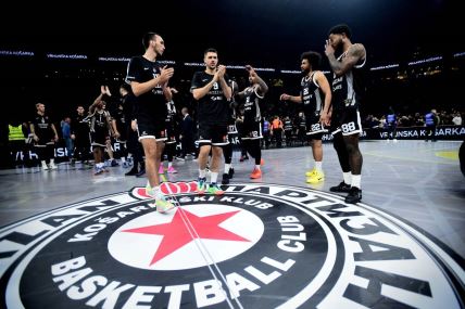 Košarkaši Partizana na zagrevanju u Areni