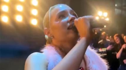 Sara Jo plače i peva.jpg