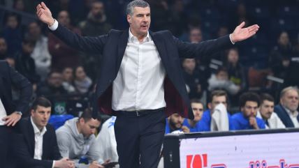 Vladimir Jovanović širi ruke na utakmici Spartaka u Areni