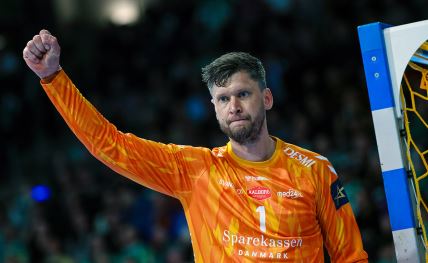 Niklas Landin diže ruku posle odbrane.