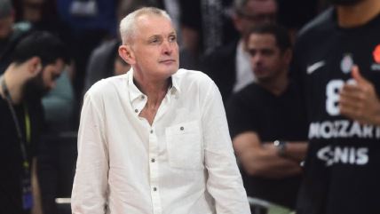 Žarko Paspalj sedi na reklami na utakmici Partizana