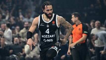 Dvejn Vašington proslavlja koš za tri poena