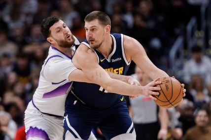 Nikola Jokić i Jusuf Nurkić u borbi za loptu.