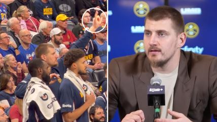 Nikola Jokić diže prst i traži od saigrača da ne šutiraju.