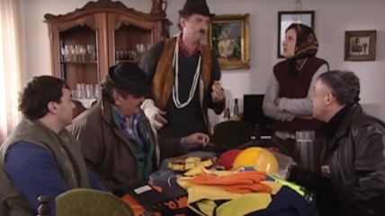 Selo gori a baba se češlja