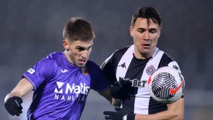 Janis Karabeljov u borbi za loptu