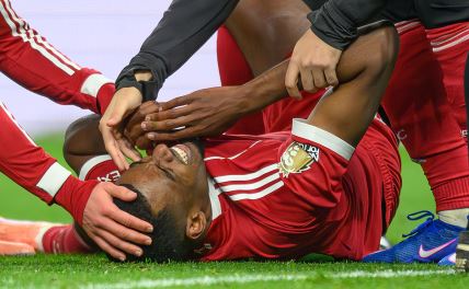 Aleksander Isak na travi posle povrede.