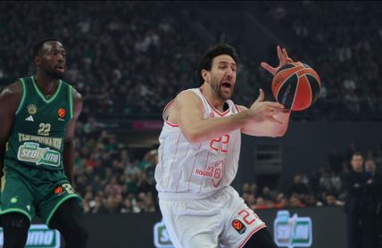 Vasilije Micić u borbi za loptu