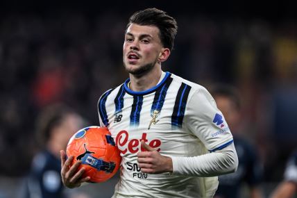 Lazar Samardžić nosi loptu u dresu Atalante