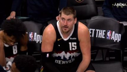 Nikola Jokić seo na klupu