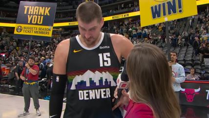 Nikola Jokić i novinarka posle pobede Denvera nad Minesotom.