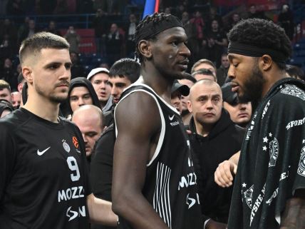 Košarkaši Partizana pred navijačima nakon poraza u Evroligi.