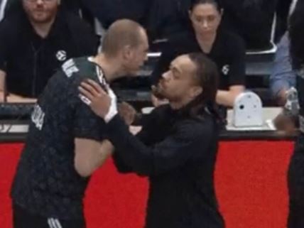 Srpski košarkaš Alen Smailagić tri puta se ljubi sa Karsenom Edvardsom, saigračem iz Virtusa.