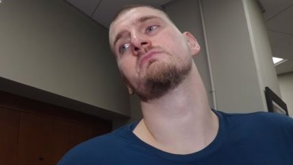 Nikola Jokić daje intervju sa izvijenom glavom.