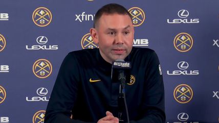 Dejvid Adelman na konferenciji za medije.