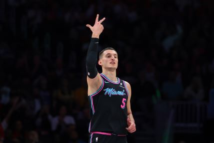 Nikola Jović diže tri prsta.