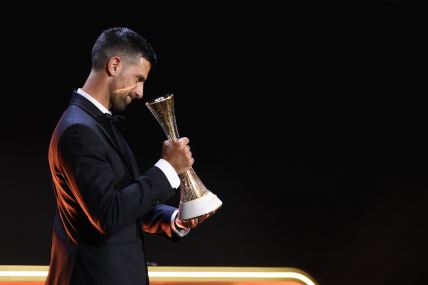 Novak Đoković dobija Globe Soccer nagradu od Kristijana Ronalda