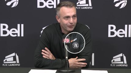 Darko Rajaković sa zastavom Srbije na reveru.