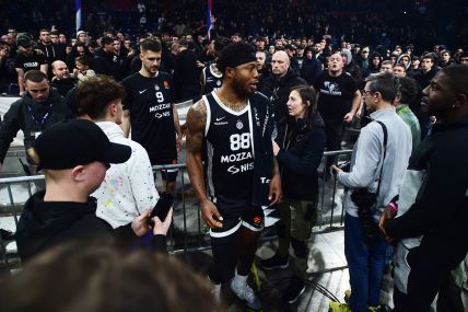 Tajrik Džouns okreće leđa navijačima Partizana.