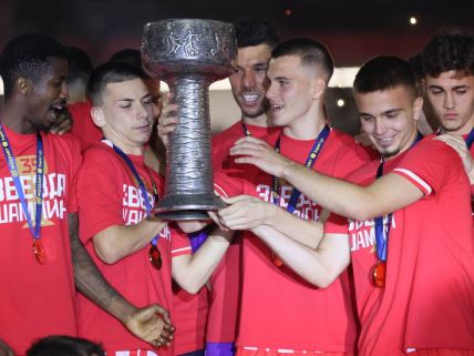 Nikola Knežević proslavlja titulu Crvene zvezde sa saigračima.