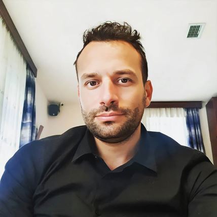 Sumnja se da je Aleksandar V. ubio roditelje a zatim izvršio samoubistvo.jpg