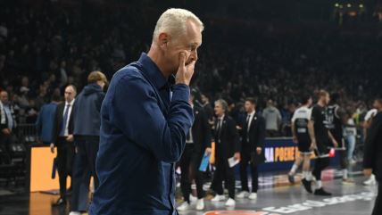 Žarko Paspalj se drži za lice na utakmici Partizana